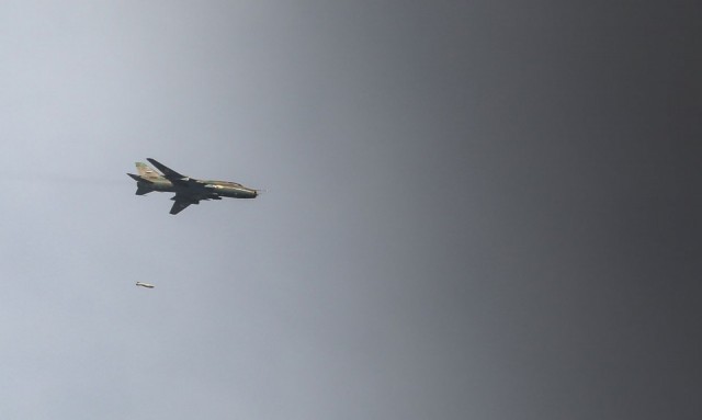 Sirijski Su-22 tokom napada na položaje FSA u blizini granice sa Turskom, 17. novembar 2012. godine