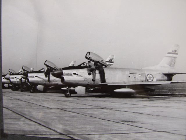 Avioni IF-86D na stajanci 352. iae 1967. godine sa znakom vidre na nosu aviona, službenom i pozivnom  znaku eskadrile. 