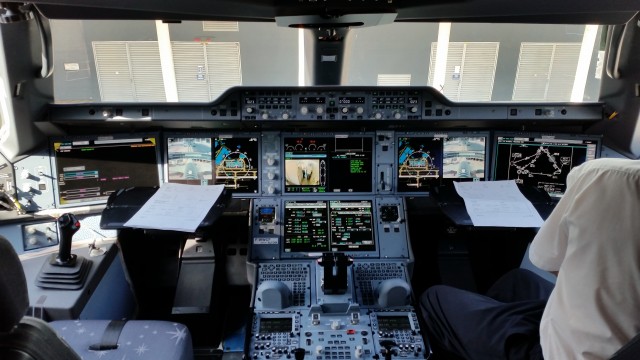 A350 kokpit je najbliži kokpitu A380 uz nekoliko tehničkih i ergonomskih poboljšanja. 