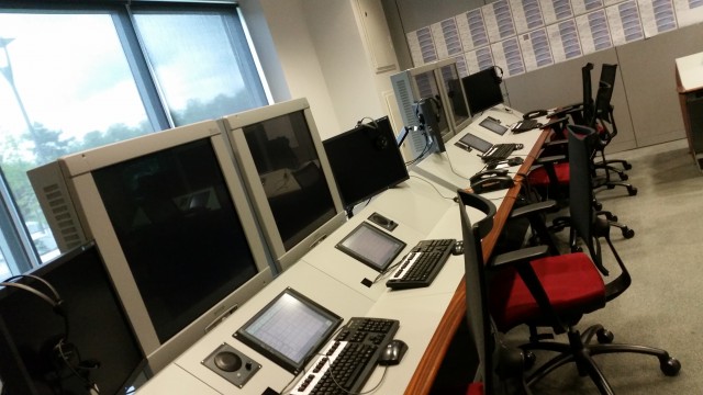 Obišli smo radarski simulator Centra za obuku koji je smešten u zgradi oblasne kontrole na beogradskom aerodromu. 