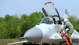 [VIDEO] Ministar odbrane u poseti dežurnoj pari na Batajnici – avioni ovoga puta poleteli