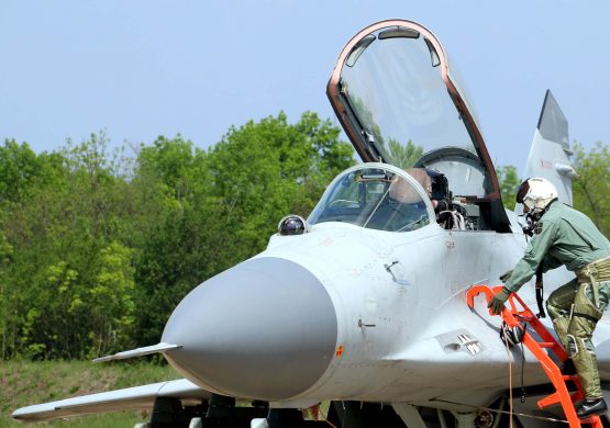 [VIDEO] Ministar odbrane u poseti dežurnoj pari na Batajnici – avioni ovoga puta poleteli