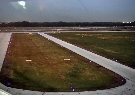 Prikaz sistema svetlosnog obeležavanja poletno-sletne piste na Batajnici: Za samo 21 godinu aerodromu vraćene sve operativne funkcije