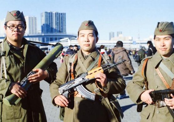 [VIDEO] Japanac Hajaši Torisu peva „Hej vojnici, vazduhoplovci“