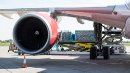 Kurir za dostavu pošiljki, koji putuje avionom