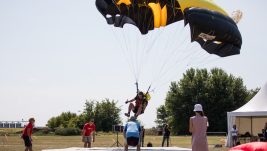 [REPORTAŽA] Održano 67. padobransko prvenstvo: Korać ponovo prvi, više od 300 skokova iz MUP-ovog helikoptera, praznik padobranstva na Ečkoj