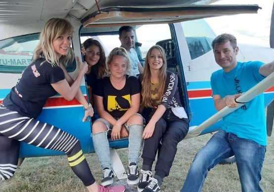 Žene letači za svoju stariju koleginicu: Novinarka skočila padobranom iznad Subotice posle pauze od 57 godina