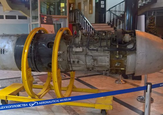 Izložba mlaznih motora Muzeja vazduhoplovstva u holu Mašinskog fakulteta