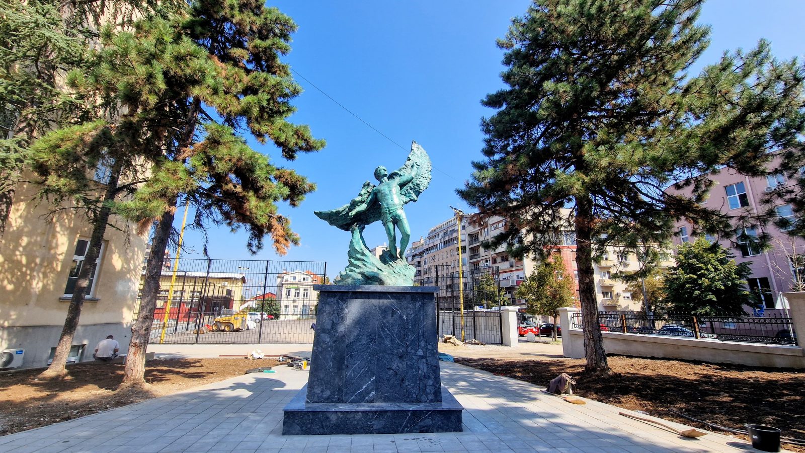 [POSLEDNJA VEST] Postavljena nova skulptura Ikara na mestu Jastreba ispred zgrade Vazduhoplovne akademije na Dorćolu