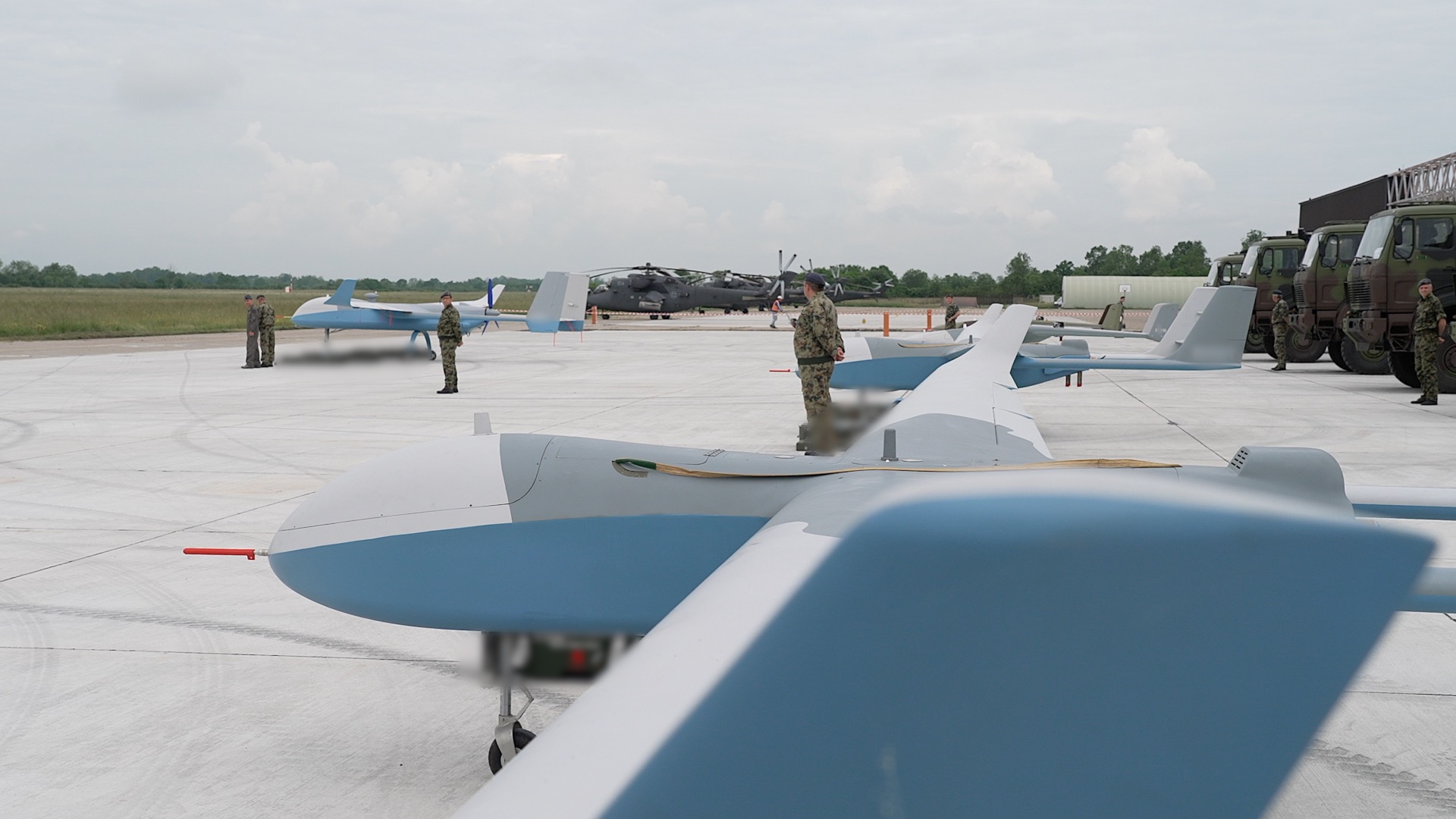 Na aerodromu “Morava“ ministru odbrane i vojnom vrhu prikazan modernizovani Orao i besposadne letelice, među kojima i najnovija CH-95