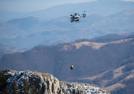 [EKSKLUZIVNO] Iza scene vežbe helikopterskog spasavanja MUP-a i GSS-a: Kako leteti Erbasov helikopter kada otkaže jedan motor a na dizalici se nalazi povređeni skijaš