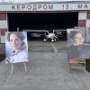 Majka ubijenog đaka škole „Vladislav Ribnikar“ obeležila njegov 15. rođendan na aerodromu „13. maj“ kod Zemun Polja
