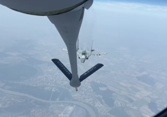 [VIDEO] Pratnja do sletanja u Niš: MiG-ovi 29 srpskog RV i PVO snimljeni iz američkog KC-135 Stratotankera