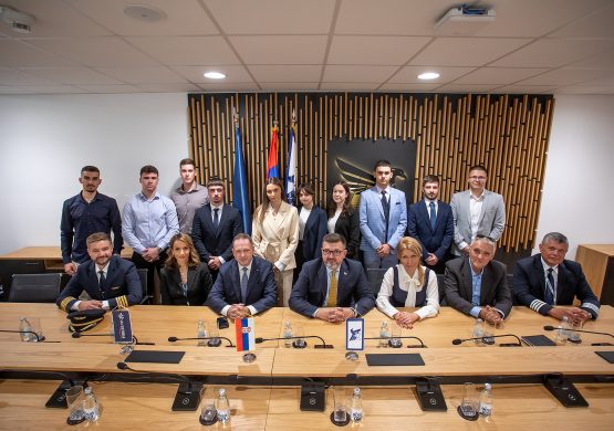 Er Srbija potpisala ugovore o školovanju sa deset stipendiranih kadeta pilota