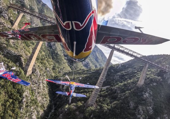 [EKSKLUZIVNO] „Flying Bulls“ ispod mosta Mala Rijeka u Crnoj Gori: Negativna petlja Gripen pilota jer im je Red Bul to organizovao