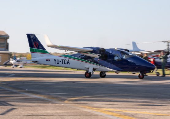 [POSLEDNJA VEST] Dvomotorni Teknam u Ečkoj sleteo sa uvučenim stajnim trapom, nije bilo povređenih