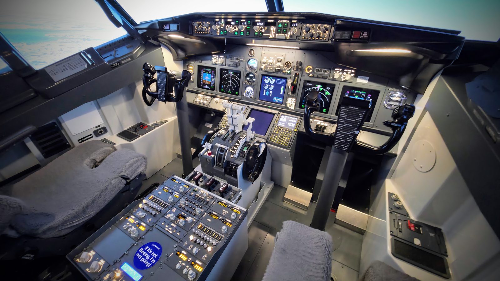 [REPORTAŽA] „Fly One“ simulator Boinga 737NG na Novom Beogradu: Kako sve profesionalci mogu koristiti novi simulator letenja