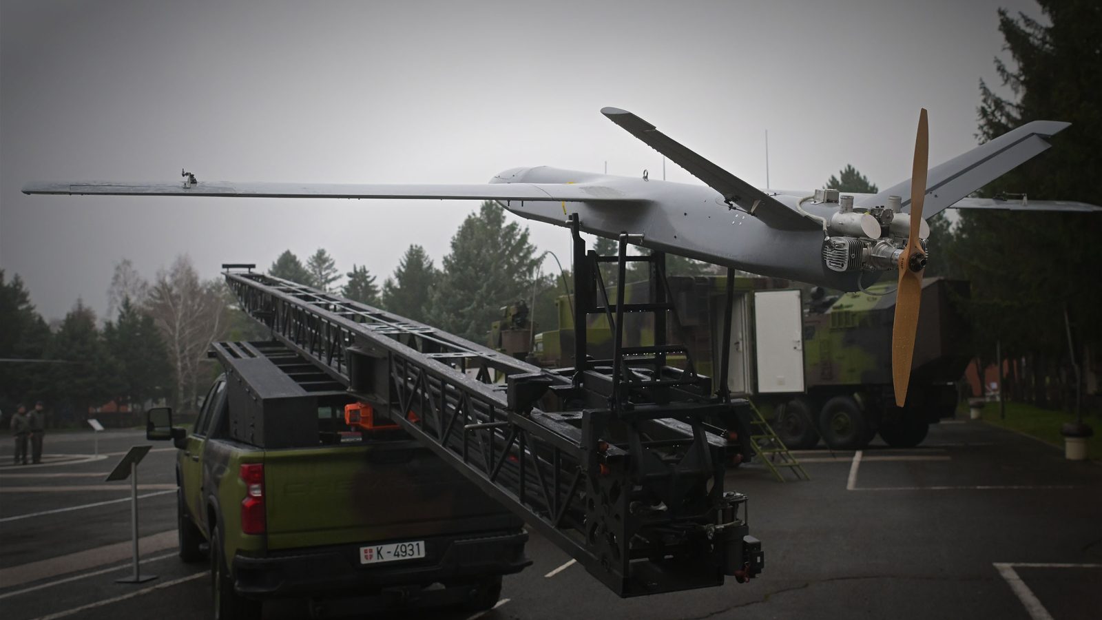 Vučić na prikazu vojne tehnike u Nišu: “Za nekoliko godina imaćemo na desetine hiljada dronova-kamikaza“, Srbija najverovatnije raspolaže sa planirajućim vođenim avio-bombama