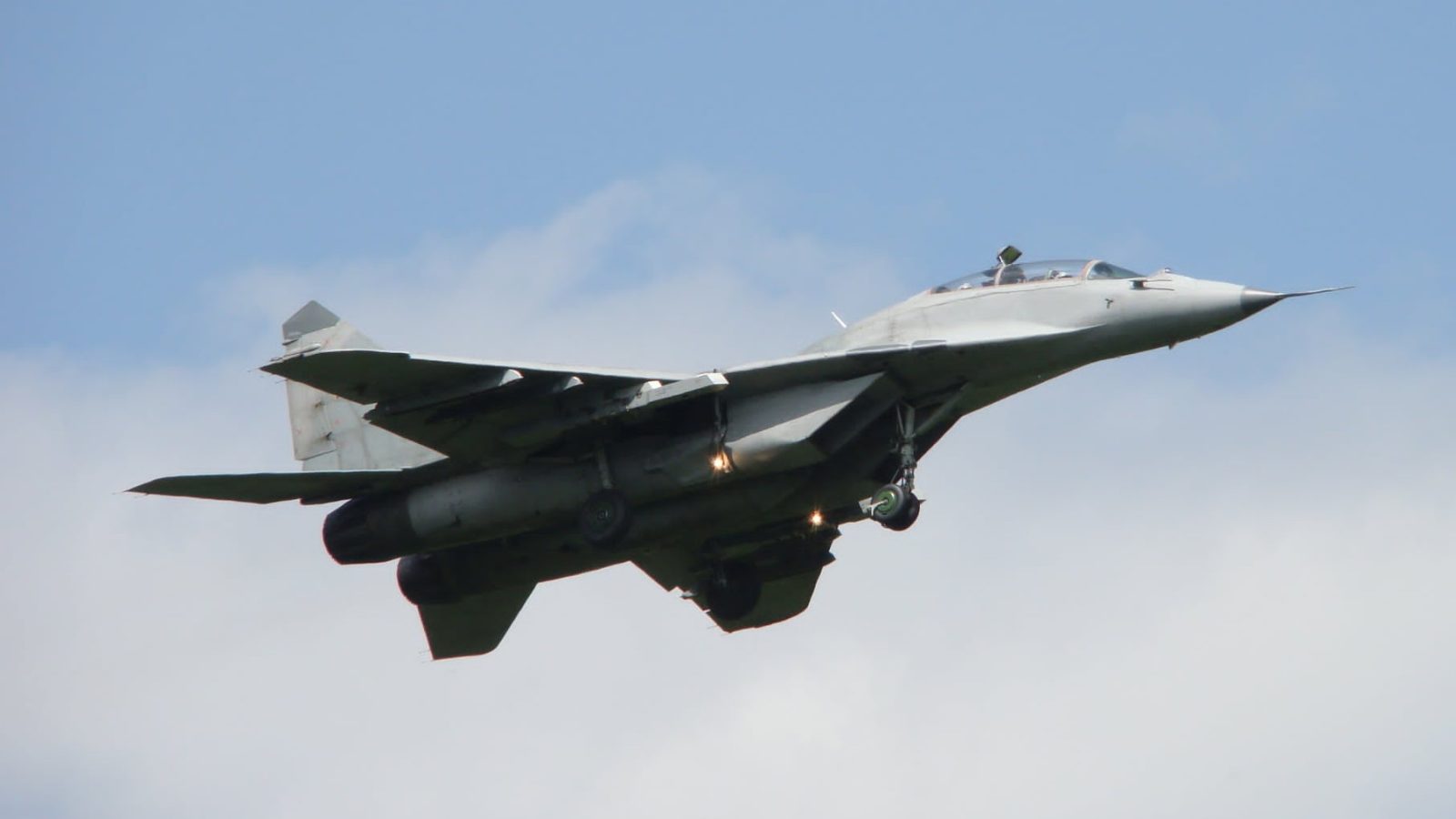Srpsko RV i PVO izvelo interesantnu vazduhoplovnu aktivnost: Prebaziranje borbenih letelica na Lađevce, prvi put uočen MiG-29UB sa novim kineskim nosačima raketa