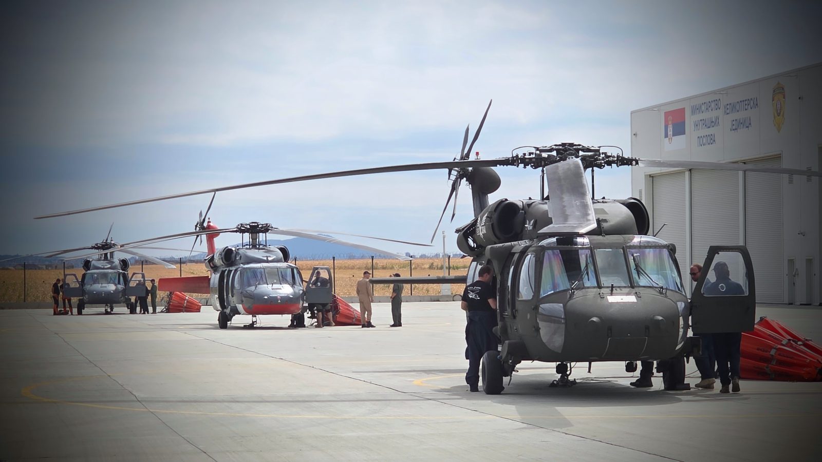 [VIDEO REPORTAŽA] Od brifinga u bazi do vedara u kanalu: Letački dan sa Helikopterskom jedinicom MUP-a i evropskom „Black Hawk“ flotom