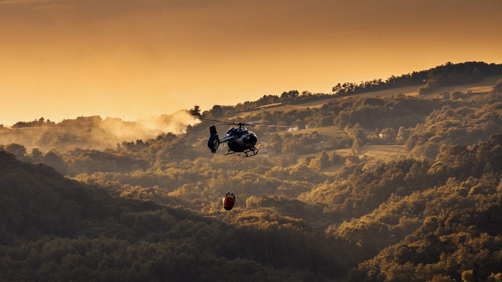 Združena vazduhoplovna operacija Helikopterske jedinice MUP-a i ruskog Iljušina: Koordinacija upotrebe pet letelica za gašenje požara iznad Deliblatske peščare
