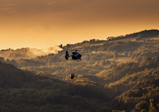 Združena vazduhoplovna operacija Helikopterske jedinice MUP-a i ruskog Iljušina: Koordinacija upotrebe pet letelica za gašenje požara iznad Deliblatske peščare