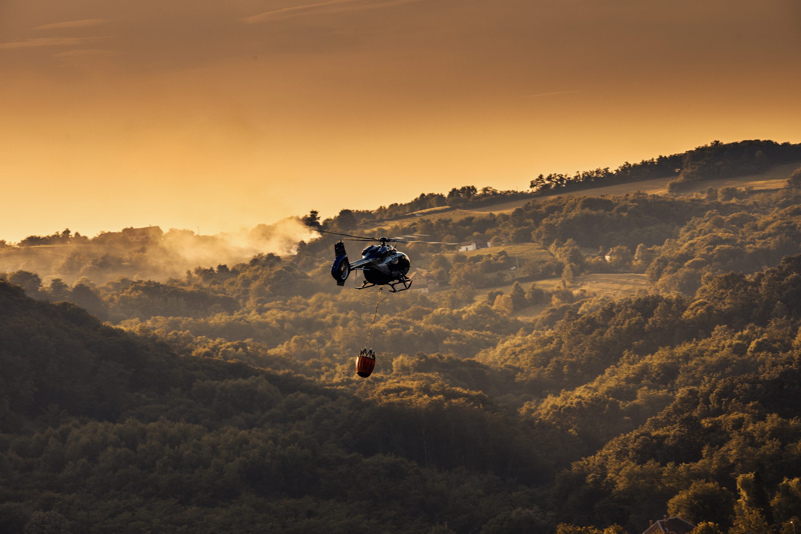 Združena vazduhoplovna operacija Helikopterske jedinice MUP-a i ruskog Iljušina: Koordinacija upotrebe pet letelica za gašenje požara iznad Deliblatske peščare