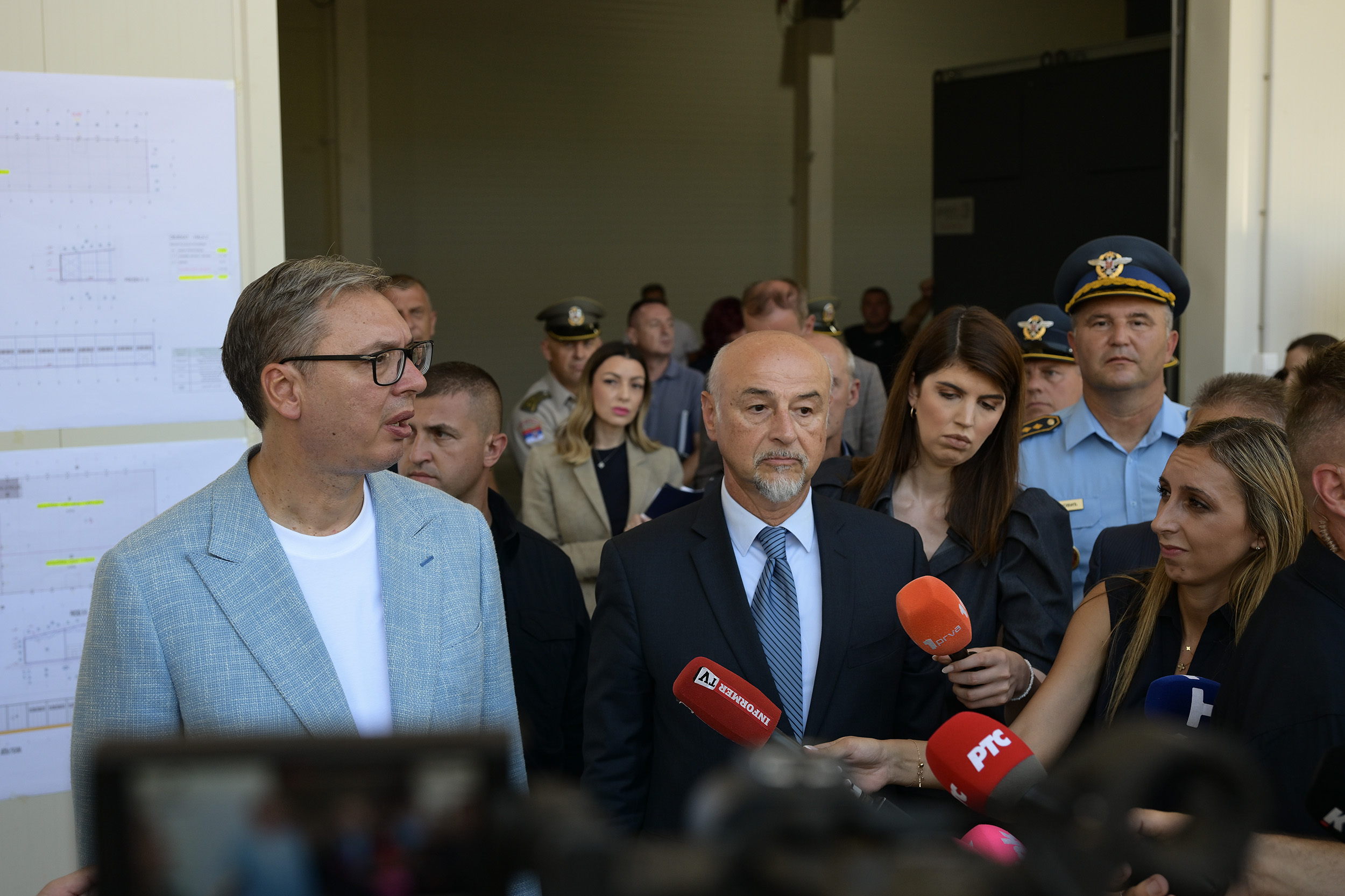 „Ne mogu da kupe od Izraela, ali mogu od Srbije“: Vučić o poslovnom aspektu nove fabrike dronova i statusu pregovora za nabavku novog naoružanja iz Kine „Ne mogu da kupe od Izraela, ali mogu od Srbije“: Vučić o poslovnom aspektu nove fabrike dronova i statusu pregovora za nabavku novog naoružanja iz Kine